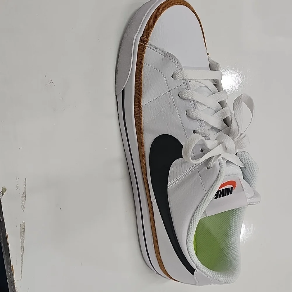 Nike White and Black Sneakers - Picture 2 of 2